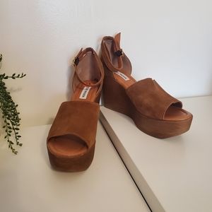 Size 11 Steve Madden tan platform sandals